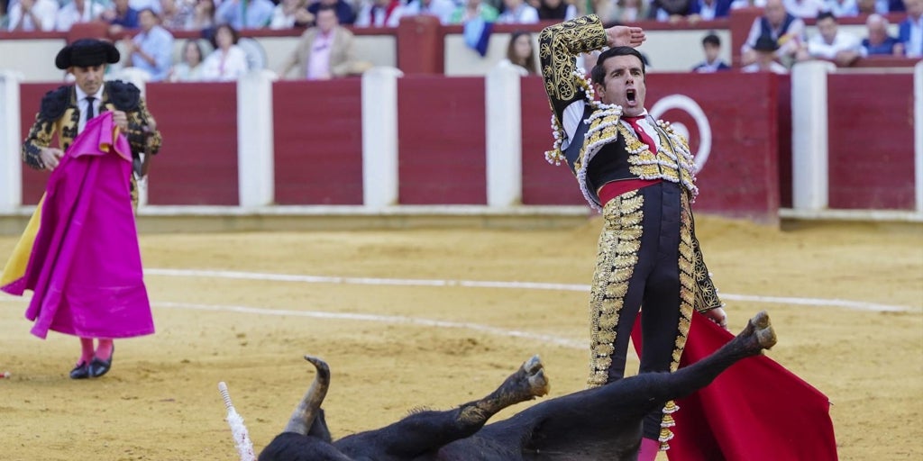 Se enfadan por lo que dejan de ver: bronca a Morante en la corrida del Patrón de los toreros