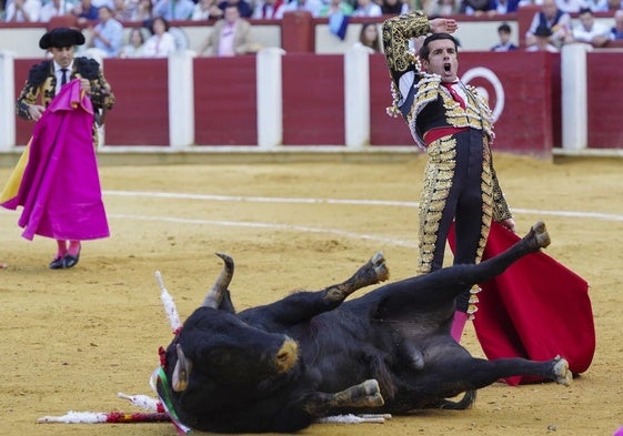 Emilio de Justo, con gesto triunfal tras dar muerte al toro