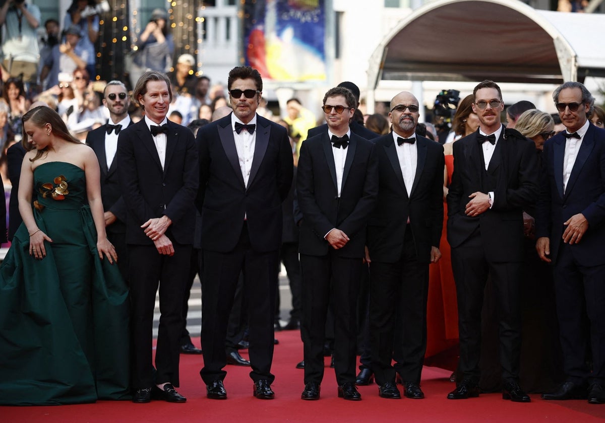 Wes Anderson (segundo por la derecha) y el equipo de 'La trama egipcia', en el estreno en Cannes