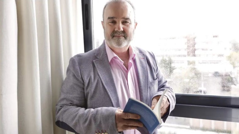 Carlos Pérez Salguero, kitabın yazarı