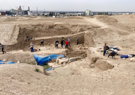 Imagen secundaria 1 - Detalle de la reconstrucción del relieve e imágenes de las excavaciones en Nínive