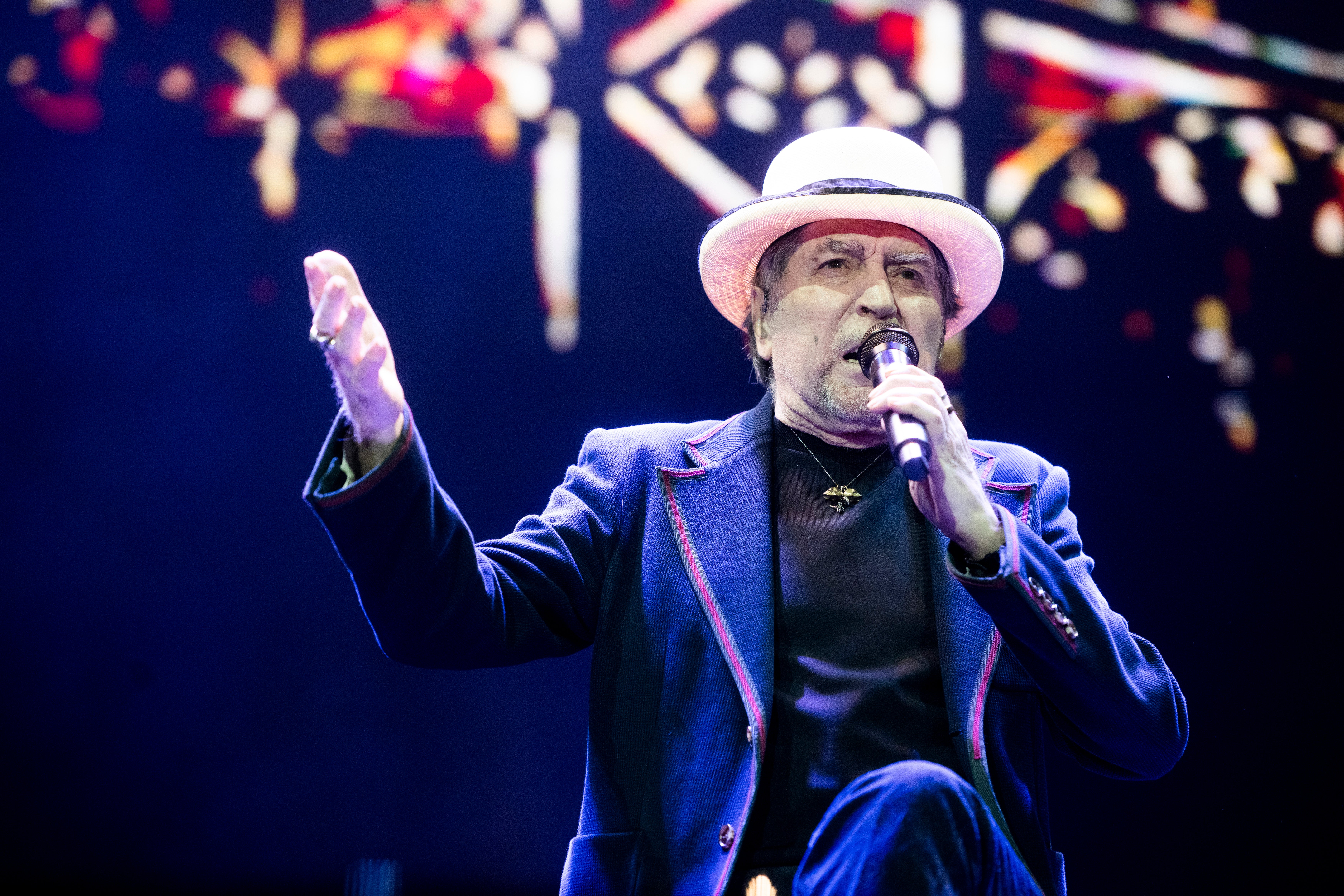 Sabina, durante el concierto, cantando su clásico 'Pongamos que hablo de Madrid'