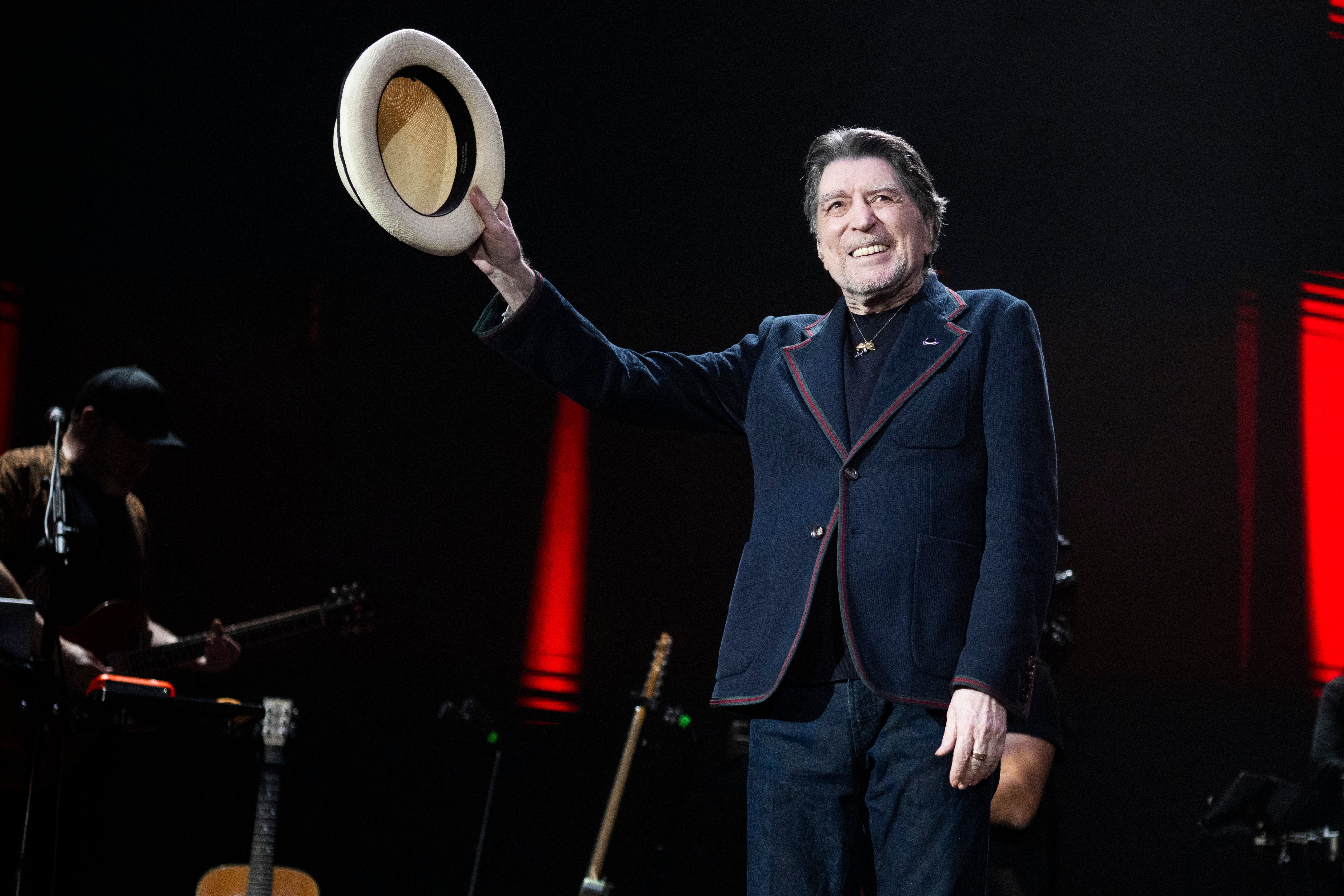 Sabina, durante el concierto, saludando a los asistentes