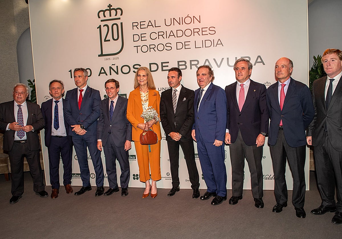 Doña Elena, junto a Ponce, Bañuelos y demás ganaderos y personalidades