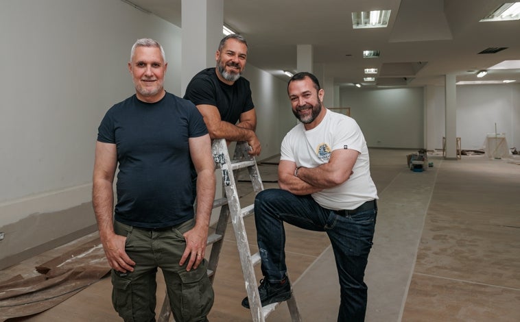 Imagen principal - De arriba abajo, Javier Lauret, Marcelo Mendonça y Chema Perona, los responsables de Estudio Inverso; Sabrina Amrani y Fer Francés, director de VETA