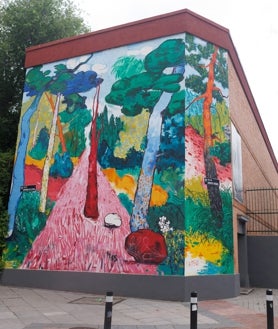 Imagen secundaria 2 - De arriba abajo, Pedro Gallego de Lerma y Yaiza González, responsables de La Gran; Carlos Aires, artífice de Mala Fama; y mural en el barrio de Abraham Lacalle
