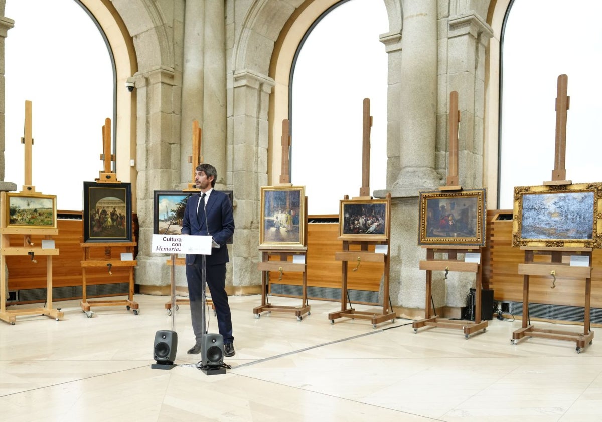 Ernest Urtasun, ministro de Cultura, con los cuadros devueltos a la familia Rico