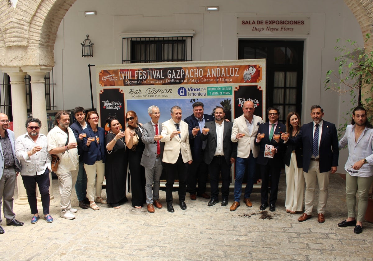 El acto de presentación del festival en Utrera ha terminado con una degustación de gazpacho