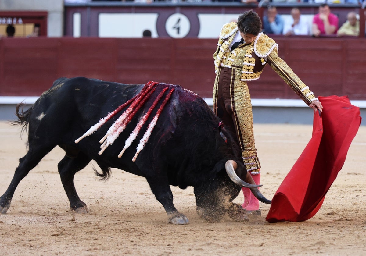 Natura de Castella al sobrero de Zacarías Moreno, que mete la cara por el zurdo