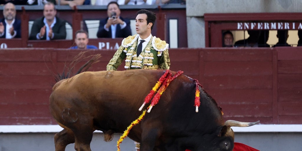 Honores a don Victoriano del Río, un ganadero de Puerta Grande