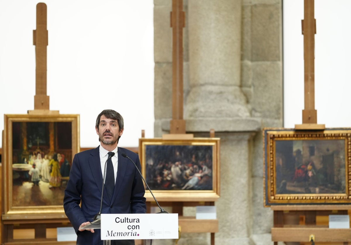 Ernest Urtasun, ministro de Cultura, con los cuadros expoliados a Pedro Rico