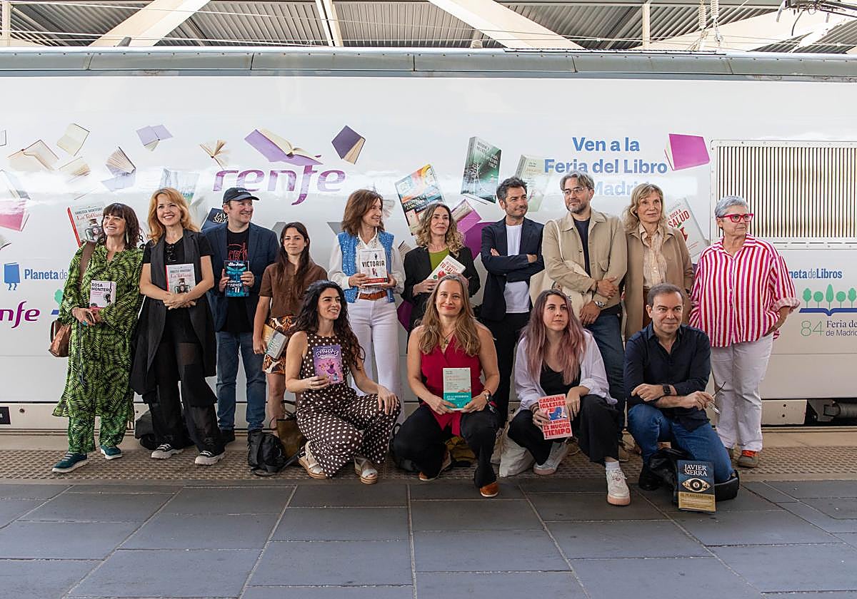 Los 13 autores que han viajado desde Madrid en el Tren de la Cultura. Al llegar a Valencia se les ha unido Máximo Huerta