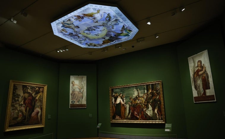 Imagen principal - Arriba, dos frescos traspasados a lienzo: 'La justicia' y 'La templanza', que hizo para Villa Soranzo. En el techo de la sala se ha reproducido, en una caja de luz cenital, el trabajo de Veronés para la sala del Olimpo en Villa Maser, diseñada por Palladio para los hermanos Barbaro. Sobre estas líneas, a la izquierda, 'Los peregrinos de Emaús', del Museo del Louvre. A la derecha, un periodista fotografía 'La Virgen y el Niño con Santa Isabel, san Juan Bautista niño y santa Catalina', del Timken Museum of Art de San Diego
