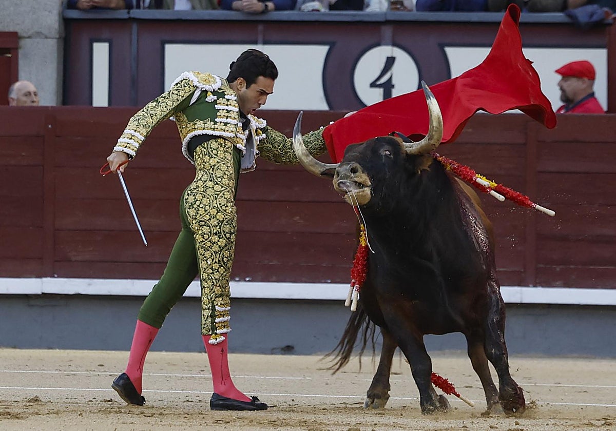 El diestro Tomás Rufo da un pase con la muleta al segundo de los de su lote, durante la corrida de la Feria de San Isidro
