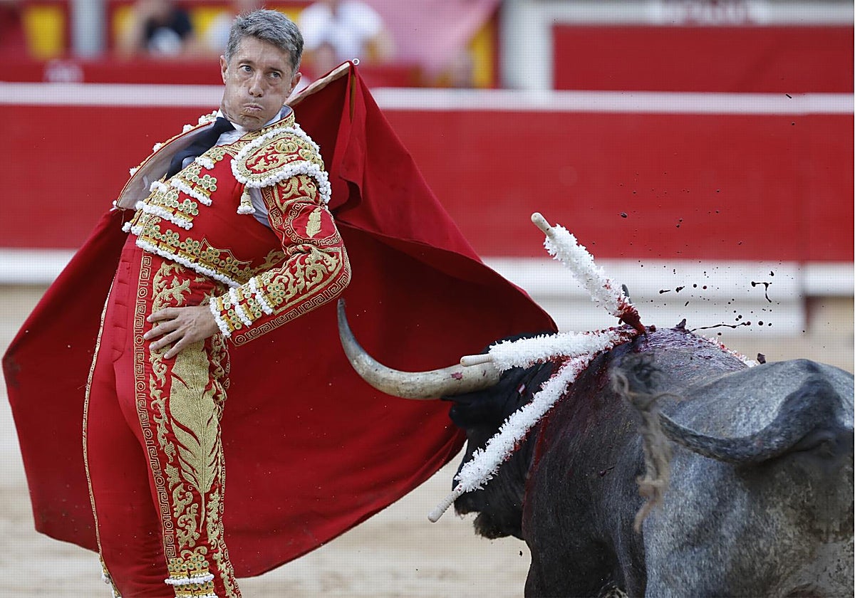 El diestro Manuel Escribano da un pase a su segundo toro de la ganadería Miura durante la última corrida de la Feria del Toro de Pamplona, en la que ha compartido cartel con Antonio Ferrera y Jesús Enrique Colombo