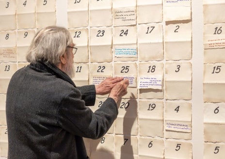 Imagen secundaria 1 - De arriba abjo, tres de las acciones llevadas a cabo durante la activación de la exposición protagonizadas por Daniel García Andñujar, Isidoro Valcárcel Medina y Paloma de la Cruz
