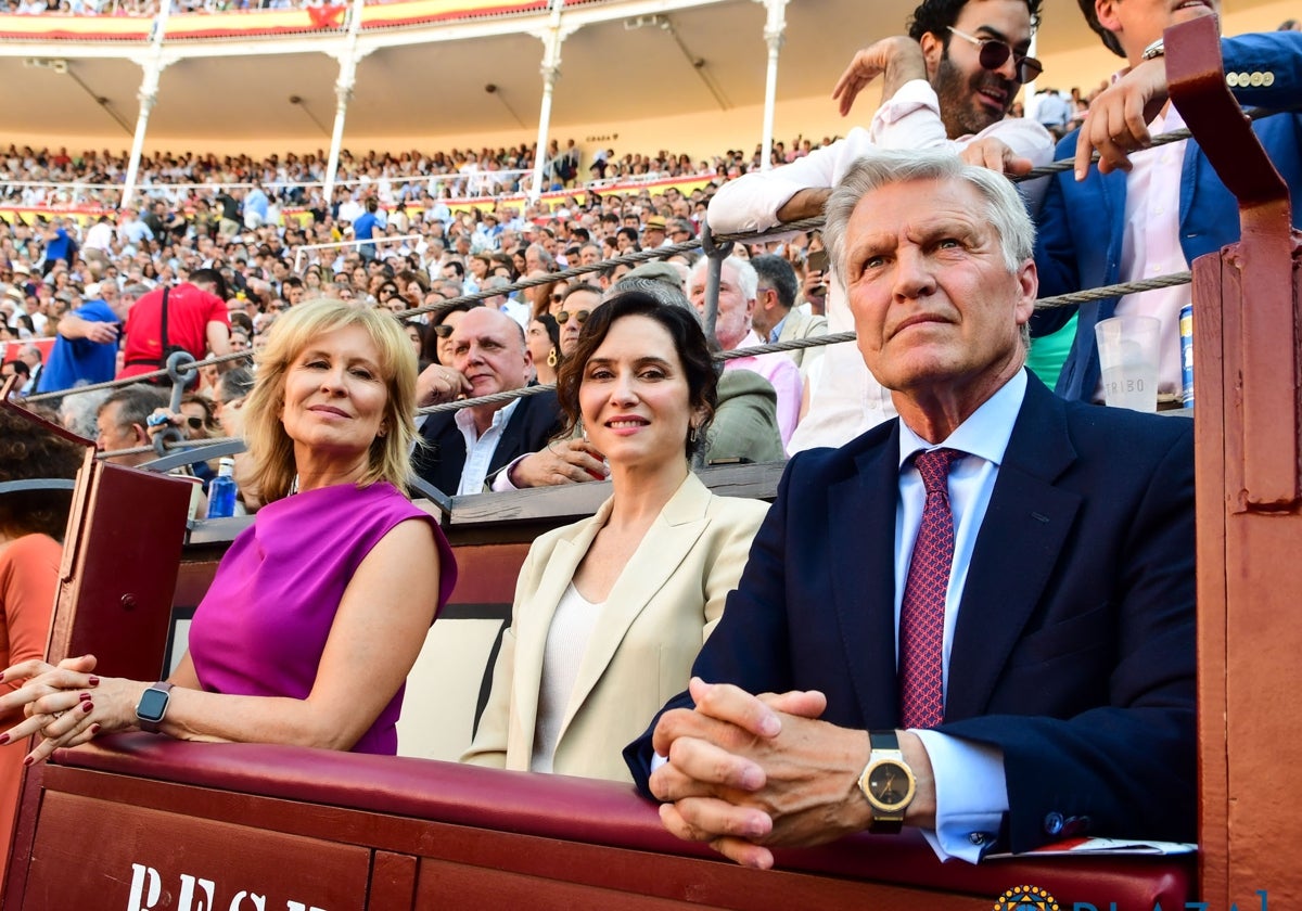 Ayuso en Las Ventas junto a María Rey y Espartaco