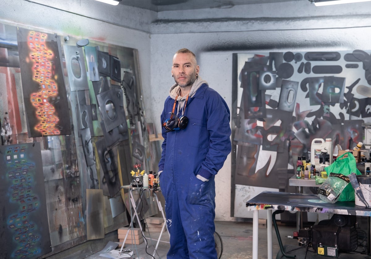 Cristóbal Ochoa, trabajando en sus pinturas