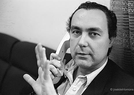 Imagen secundaria 1 - Arriba, Luis Alberto de Cuenca en la casa del fotógrafo José del Río Mons, que también lo retrató en el CSIC de Medinaceli. Abajo, con su hija Inés