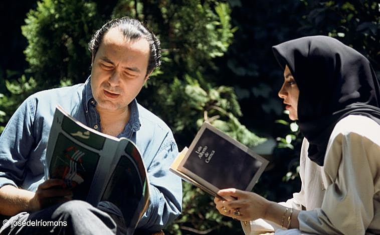 Imagen principal - Arriba, Luis Alberto de Cuenca en la casa del fotógrafo José del Río Mons, que también lo retrató en el CSIC de Medinaceli. Abajo, con su hija Inés