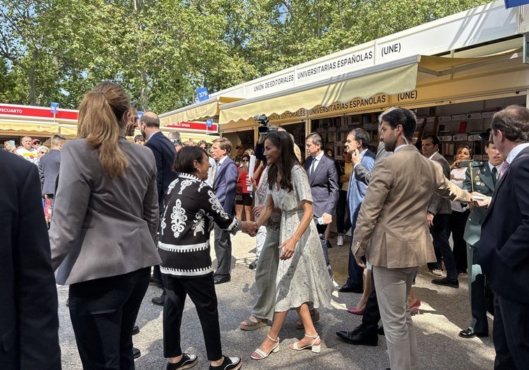 Las Editoriales UNE llevan a la Feria del Libro de Madrid 2025 la defensa del español y el portugués como lenguas de ciencia
