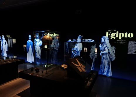 Imagen secundaria 1 - Los posibles bastones de mando junto a otras piezas predinásticas en la exposición y otras vistas de la muestra, que reúne una selección de más de 400 piezas
