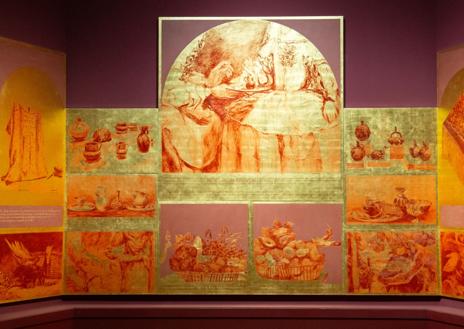 Imagen secundaria 1 - De arriba abajo: el comisario y la autora de la exposición; el 'Retablo de la naturaleza moribunda'; representación de un cuerpo trans con texto de Paul B. Preciado