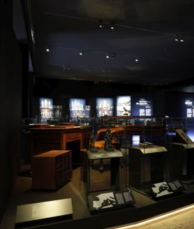 Imagen secundaria 2 - Los posibles bastones de mando junto a otras piezas predinásticas en la exposición y otras vistas de la muestra, que reúne una selección de más de 400 piezas
