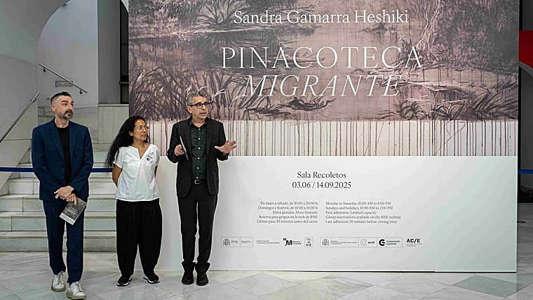 El secretario de Estado (derecha), con los autores de la exposición