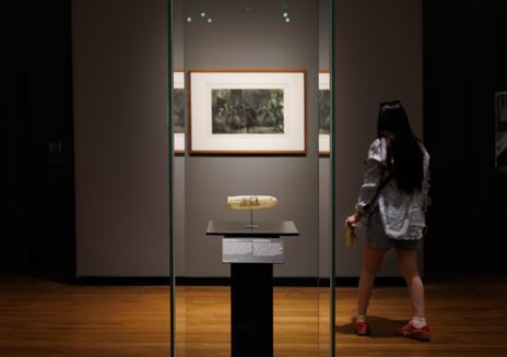 Imagen secundaria 1 - Condón con grabado erótico del siglo XIX expuesto en el Rijksmuseum