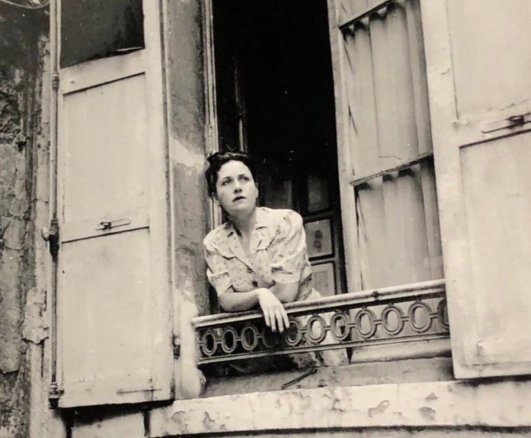 Autorretrato de Dora Maar, asomada a la ventana de su estudio, c. 1937