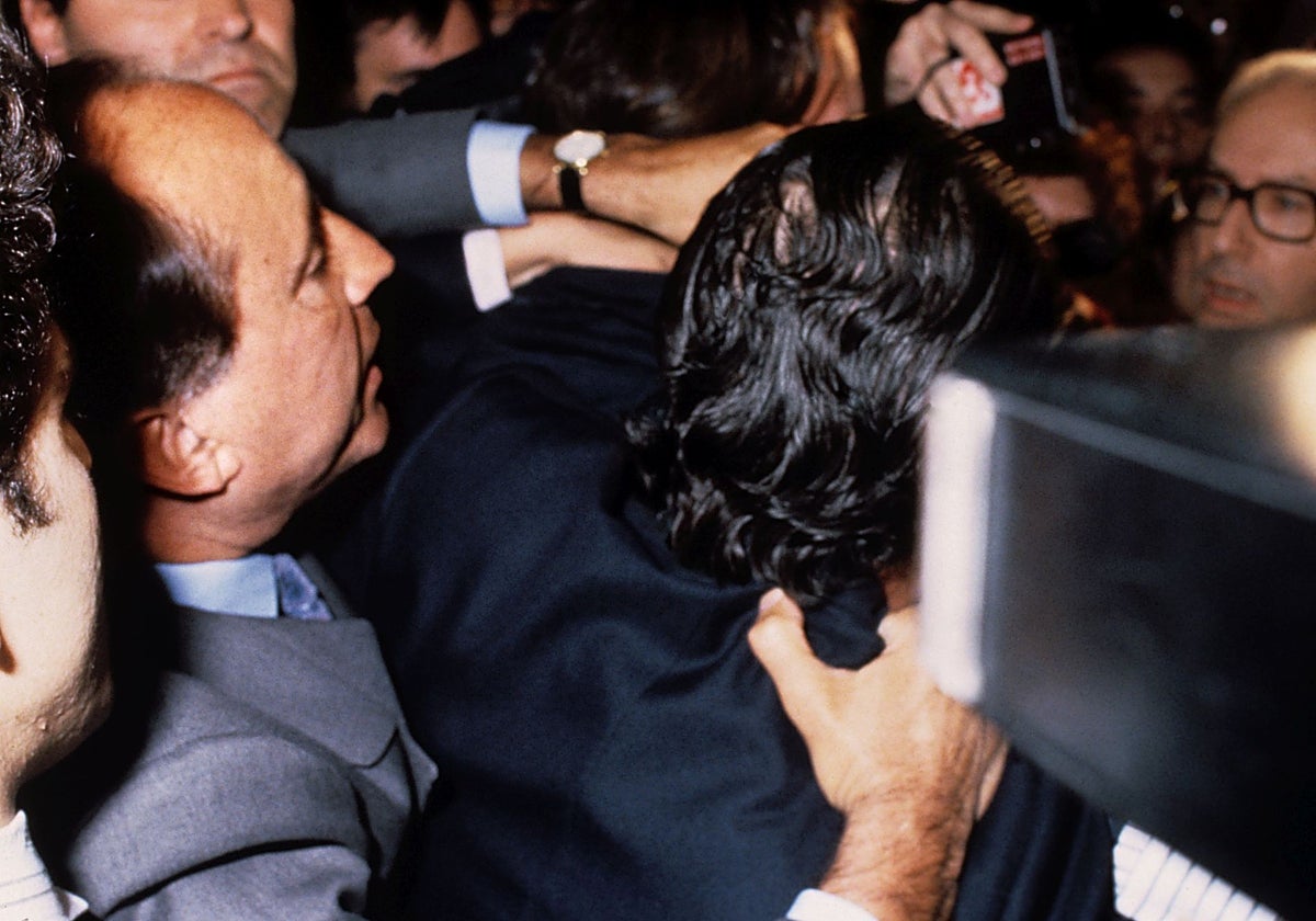 José María Ruiz Mateos (izda) momenots antes de agredir a Miguel Boyer (dcha)