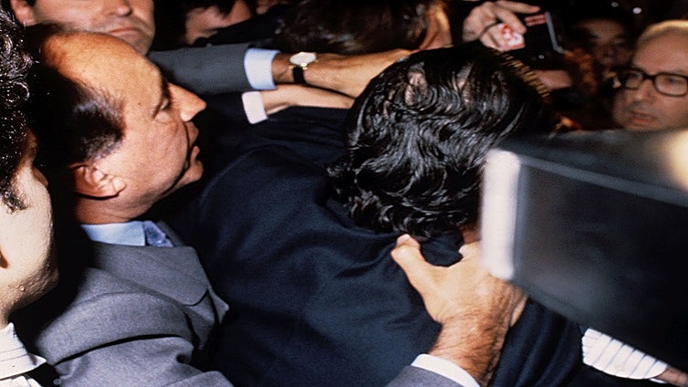 El esperpento político no ha muerto: historia de puñetazos, insultos y venganzas