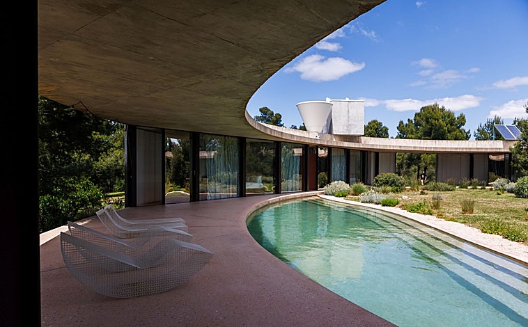 Imagen principal - De arriba abajo, interior de Solo Office; maqueta del futuro hotel; y escultura de Pedro Cabrita Reis a las faldas de la bodega