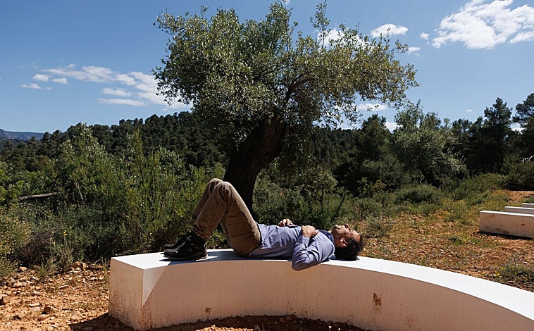 Imagen principal - De arriba abajo, Bourdais descansa en una de las piezas de Oliver Mosset; estructuras metálicas de Héctor Zamora y pieza monumental de Claudia Comte