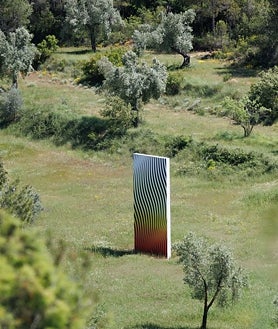 Imagen secundaria 2 - De arriba abajo, Bourdais descansa en una de las piezas de Oliver Mosset; estructuras metálicas de Héctor Zamora y pieza monumental de Claudia Comte