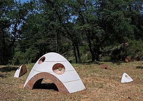 Imagen secundaria 1 - De arriba abajo, 'The Act of Being Together', de José Dávila; la 'Asamblea interespecies' de SUPERFLEX; y 'Absorción', de Alicja Kiwade