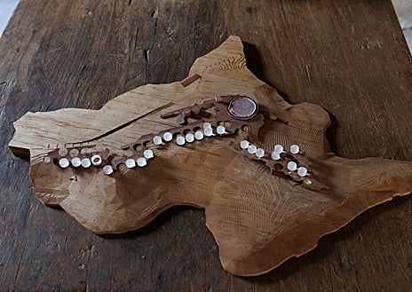 Imagen secundaria 1 - De arriba abajo, interior de Solo Office; maqueta del futuro hotel; y escultura de Pedro Cabrita Reis a las faldas de la bodega