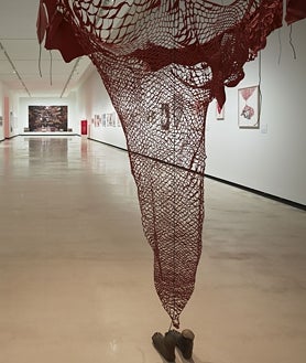 Imagen secundaria 2 - En las imágenes, detalles del montaje de 'Mi casa es tu casa', de Chuaru Shiota en Bilbao