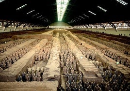 Un turista daña dos guerreros de Xi'an en China tras saltar una valla de protección