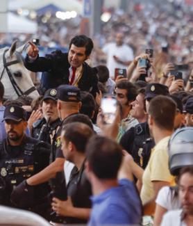Imagen secundaria 2 - El diestro fue llevado a hombros por la calle Alcalá arriba en un delirio histórico que no se recordaba.