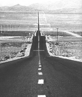 Imagen secundaria 2 - De arriba abajo, fotograma de 'By Pass' (1997), de Lotty Rosenfeld; 'Autorretrato' de Dora Maar; y 'Desierto de Atacama. Chie' (1981), de la autora sudamericana
