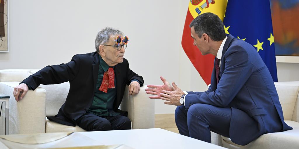 Sánchez recibe al dramaturgo Fernando Arrabal en el Palacio de la Moncloa
