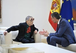 Sánchez recibe al dramaturgo Fernando Arrabal en el Palacio de la Moncloa