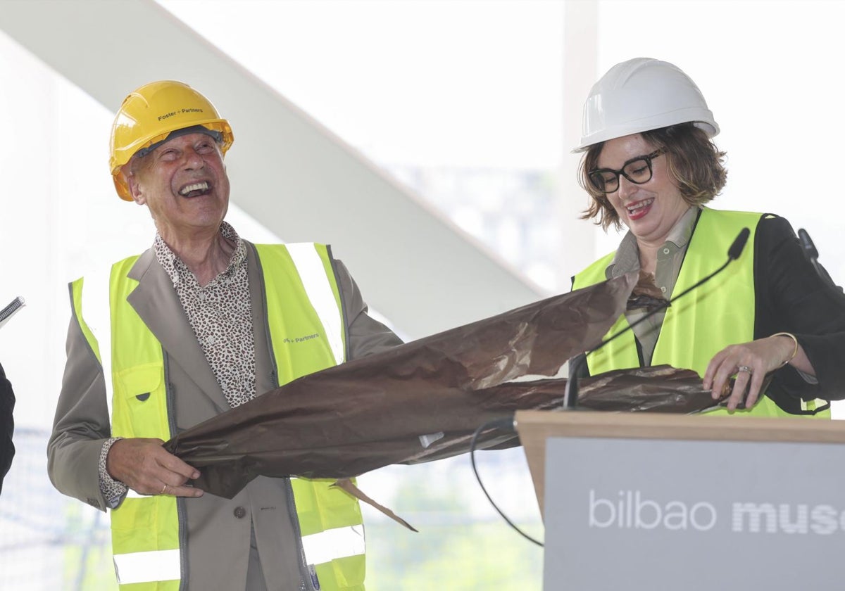 Norman Foster recibe un paraguas como regalo de cumpleaños en su visita a las obras del Museo de Bellas Artes de Bilbao