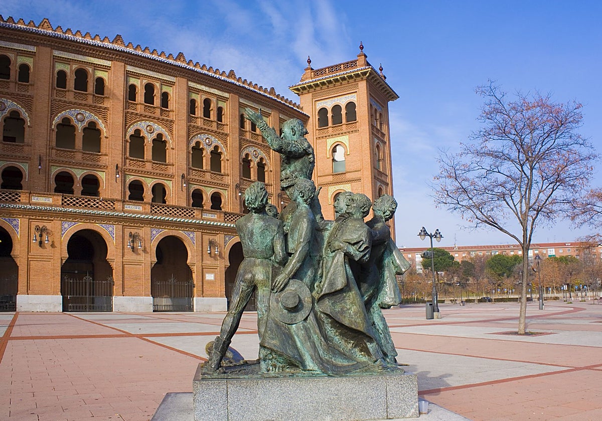 Monumento a Antonio Bienvenida en la explanada principal de Las Ventas