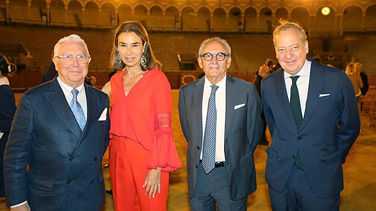 Carmen Posadas cumple su «sueño imposible» y pisa el ruedo de la Maestranza para recoger el Premio Manuel Ramírez