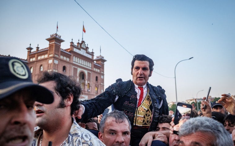 Imagen principal - La salida a hombros por la Puerta Grande de Las Ventas de Morante el domingo (arriba) y Antoñete (abajo) en 1998 y portada de ABC de ese día