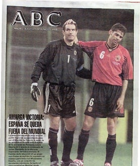 Imagen secundaria 2 - La salida a hombros por la Puerta Grande de Las Ventas de Morante el domingo (arriba) y Antoñete (abajo) en 1998 y portada de ABC de ese día
