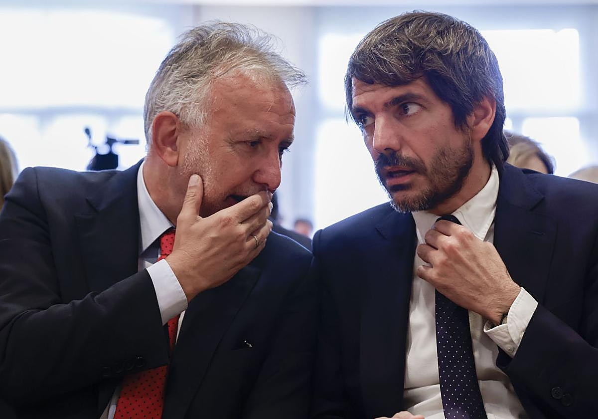 Los ministros Ángel Víctor Torres (izquierda) y Ernest Urtasun (derecha)